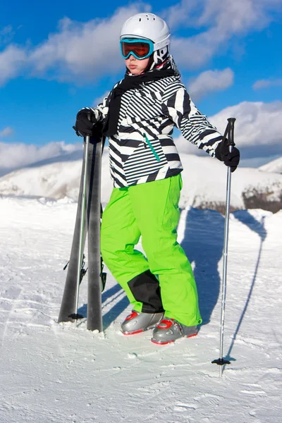 Chica Nieve Con Esquí —  Fotos de Stock