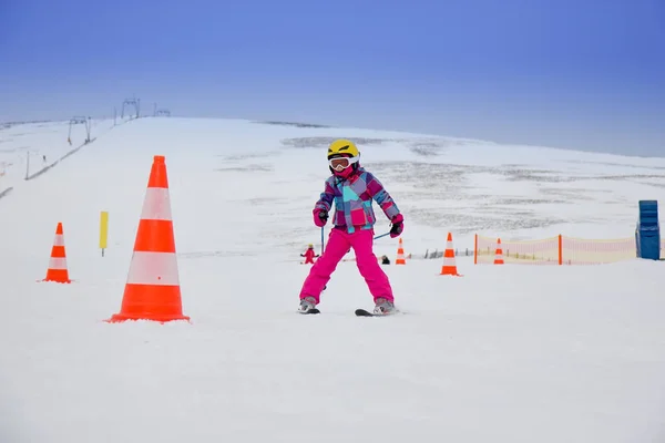 Fille Sur Neige Avec Ski — Photo