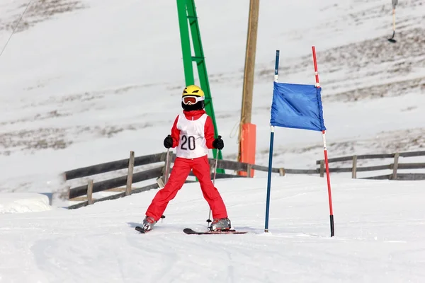 Mädchen Skiwettbewerb — Stockfoto