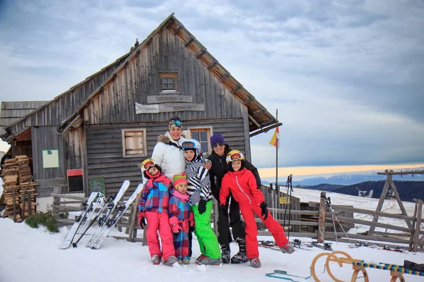 Aile Karda Kayak Yapıyor — Stok fotoğraf