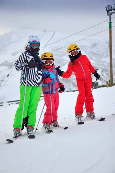 Filles Sur Neige Avec Ski — Photo