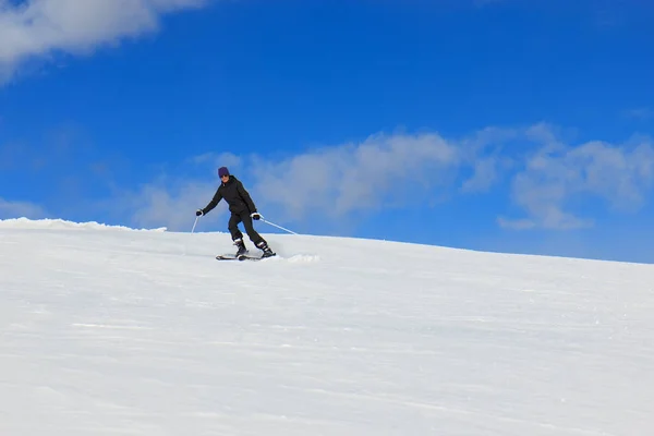 Frau Schnee Mit Ski — Stockfoto