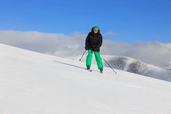 Man Sneeuw Met Ski — Stockfoto