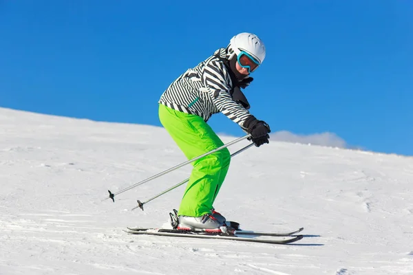 Kar Üstünde Kayak Yapan Bir Kız — Stok fotoğraf