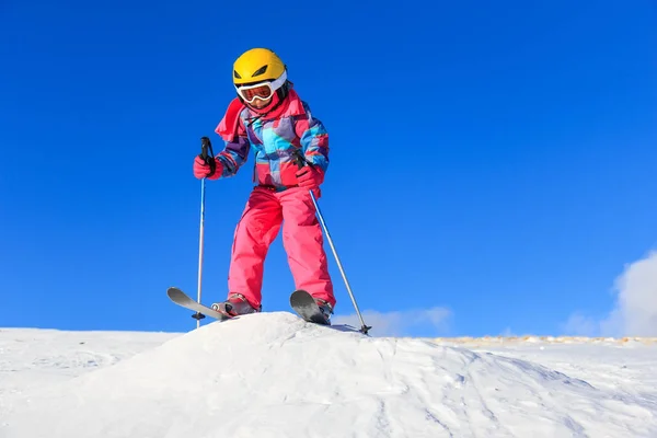 Chica Nieve Con Esquí — Foto de Stock