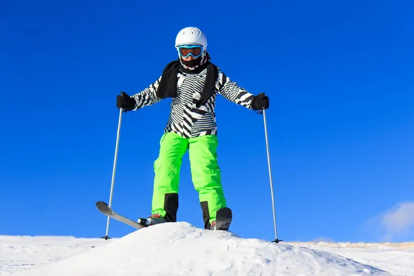 Kar Üstünde Kayak Yapan Bir Kız — Stok fotoğraf