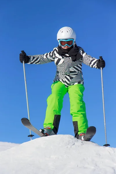Mädchen Schnee Mit Ski — Stockfoto