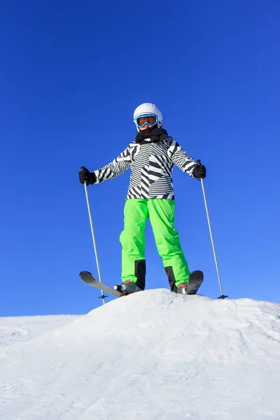 Flicka Snön Med Skida — Stockfoto