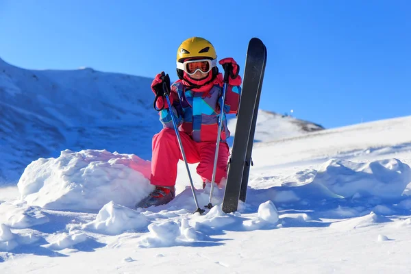 Κορίτσι Στο Χιόνι Σκι — Φωτογραφία Αρχείου