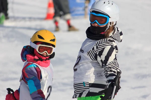 Kar Üstünde Kayak Yapan Kızlar — Stok fotoğraf