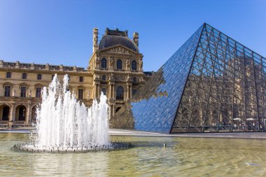 Paris 'teki Louvre Müzesi' ne bak.