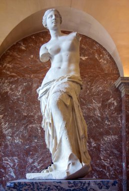 Paris 'teki Louvre Müzesindeki Venus de Milo heykeli.