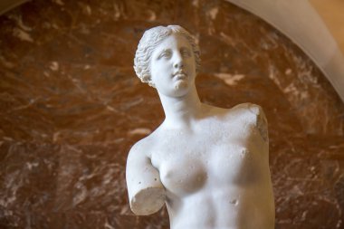 Paris 'teki Louvre Müzesindeki Venus de Milo heykeli.