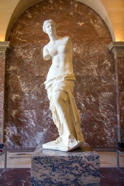 Paris 'teki Louvre Müzesindeki Venus de Milo heykeli.