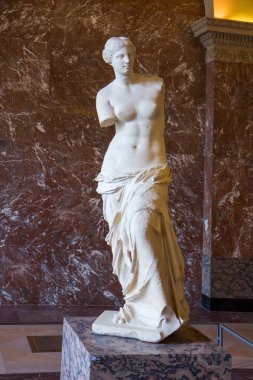 Paris 'teki Louvre Müzesindeki Venus de Milo heykeli.