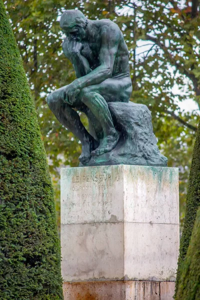 Tänkande i Rodin Museum i Paris — Stockfoto