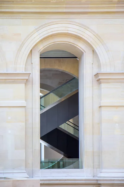 Veduta della scala mobile nel museo del Louvre, Parigi — Foto Stock