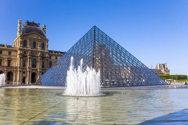 Pohled na muzeum Louvre v Paříži — Stock fotografie