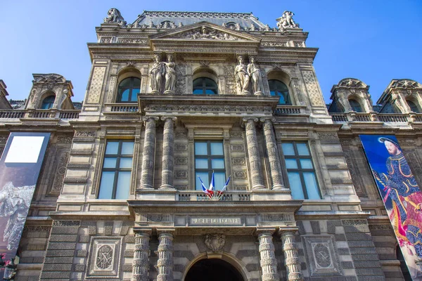 Widok na muzeum Luwru w Paryżu — Zdjęcie stockowe