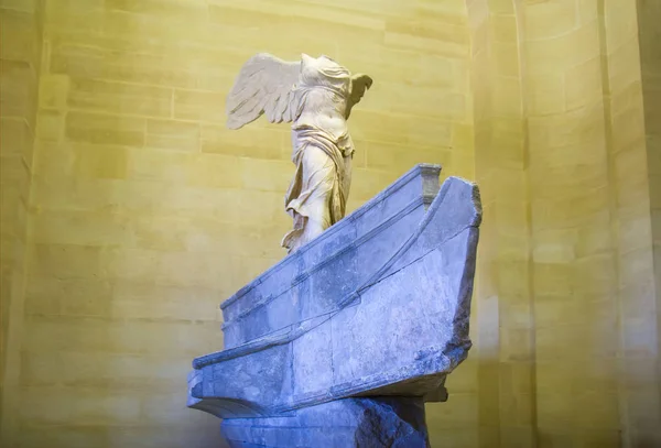 Nike (Victoire) de Samothrace au musée du Louvre en France — Photo