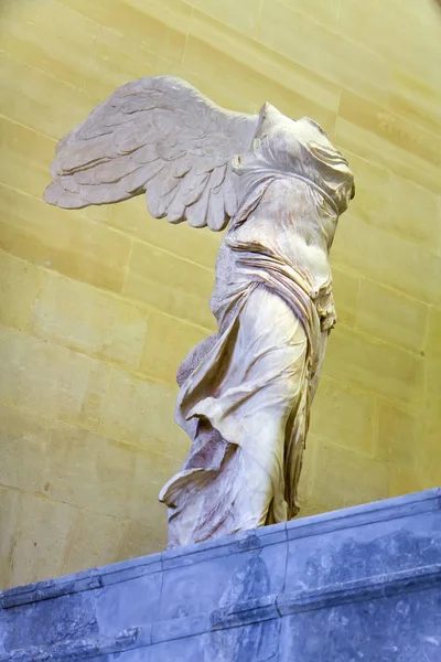 Nike (victory) of samothrace in France 루브르 박물관 — 스톡 사진