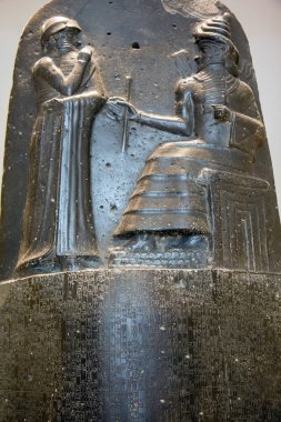 Louvre Müzesi 'ndeki Hammurabi Kanunu' nun ayrıntıları.