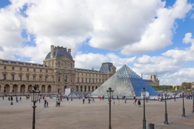 Paris, Fransa - 20 Ağustos 2017 Louvre Müzesi