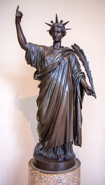 Estatua de la victoria en el museo del Louvre — Foto de Stock