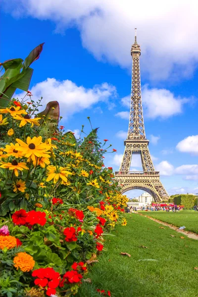 Eiffelturm und blumen, paris, frankreich Stockbild