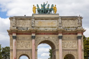 Paris'te Carrousel Arc de Triomphe
