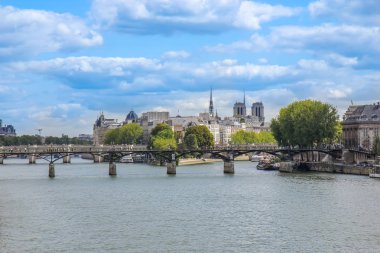 Paris manzarası Seine nehrinden
