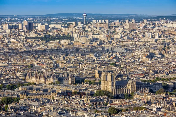 Vista aérea de París con la catedral de Notre Dam —  Fotos de Stock