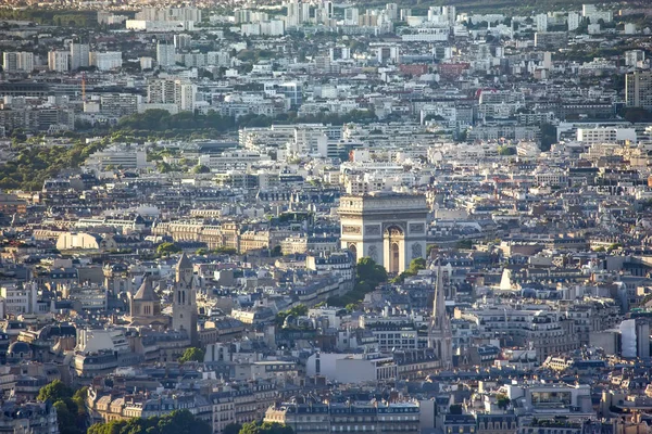 Vue aérienne du Paris avec arc de triomphe — Photo