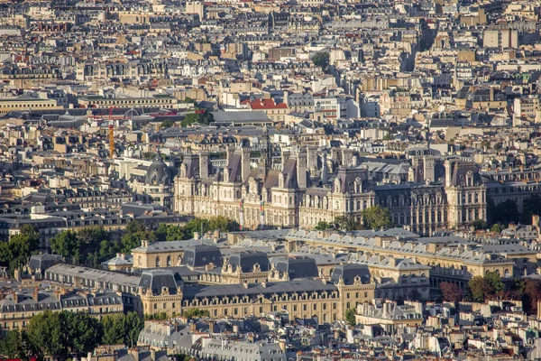 ルーブル美術館とパリの空中ビュー — ストック写真