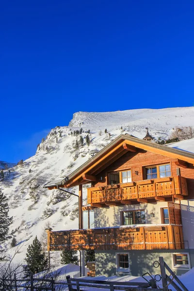 Wooden chalet in the mountain — Stock Photo, Image