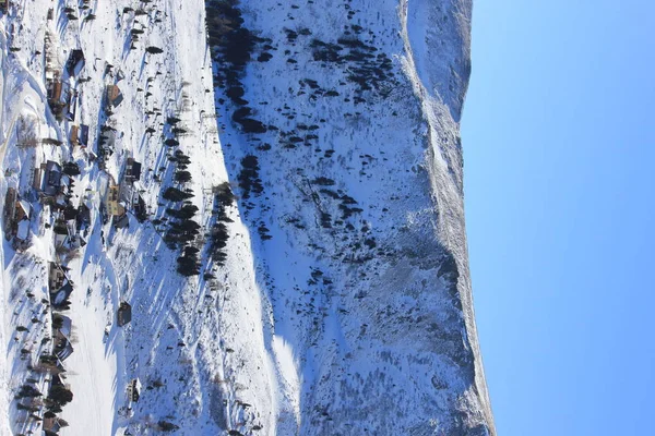 Widok na ośrodek narciarski i górski — Zdjęcie stockowe