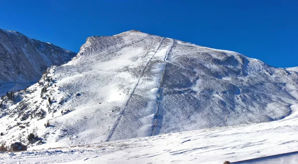 Vista de la montaña y centro de esquí — Foto de Stock