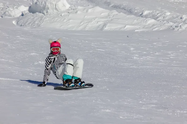 Snowboarding dívka na horském svahu — Stock fotografie