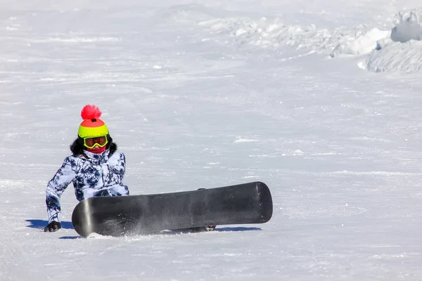 Snowboarding girl on the mountain slope — ストック写真