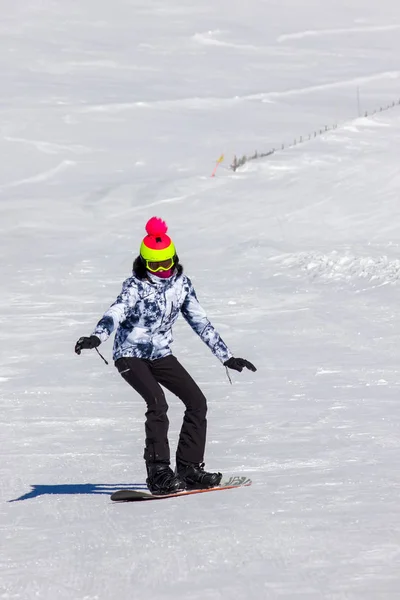 高山斜坡上的滑雪板女孩 — 图库照片