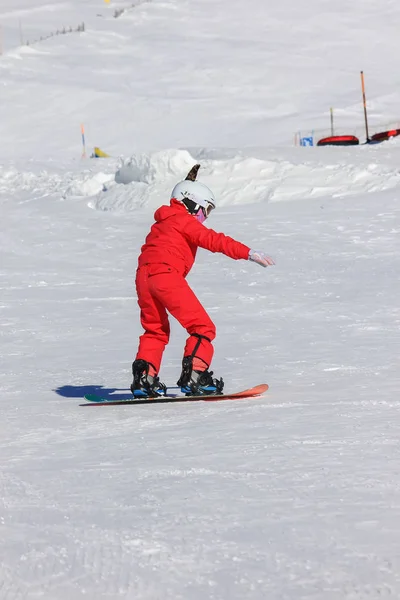 Snowboardflicka i bergssluttningen — Stockfoto