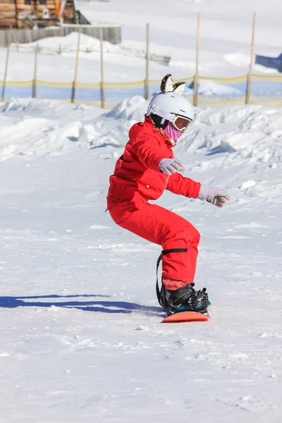 Snowboarding menina na encosta da montanha — Fotografia de Stock