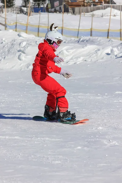 Snowboarding girl on the mountain slope — Stock Photo, Image