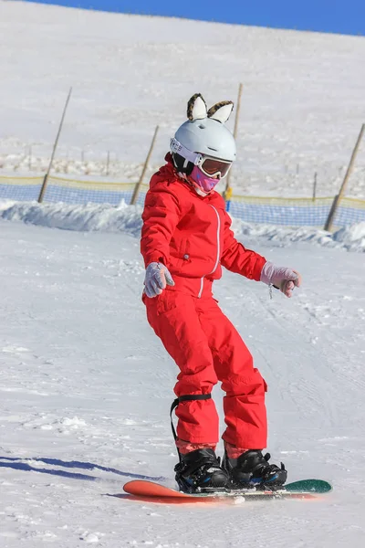 Snowboarding girl on the mountain slope — ストック写真