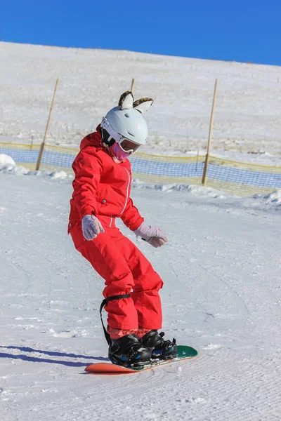Snowboardflicka i bergssluttningen — Stockfoto
