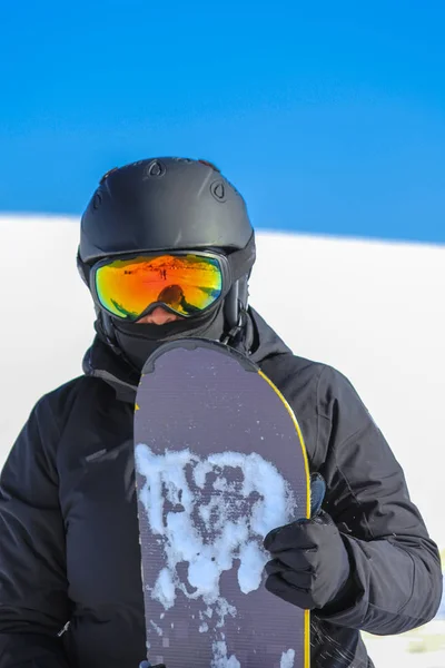 Snowboarding dziewczyna na zboczu góry — Zdjęcie stockowe