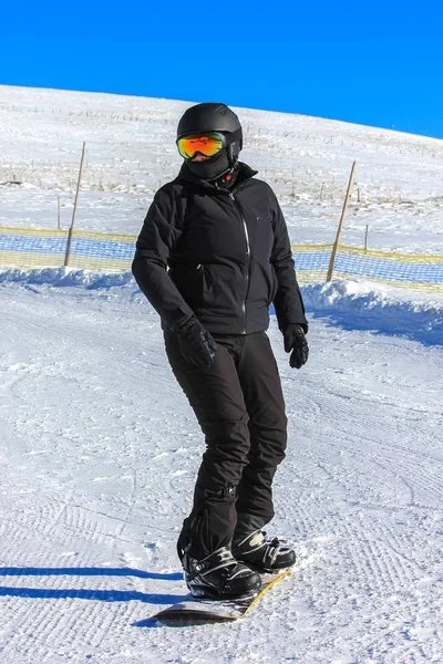 Snowboard lány a hegyi lejtőn — Stock Fotó