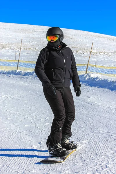 Snowboarding girl on the mountain slope — Stock Photo, Image