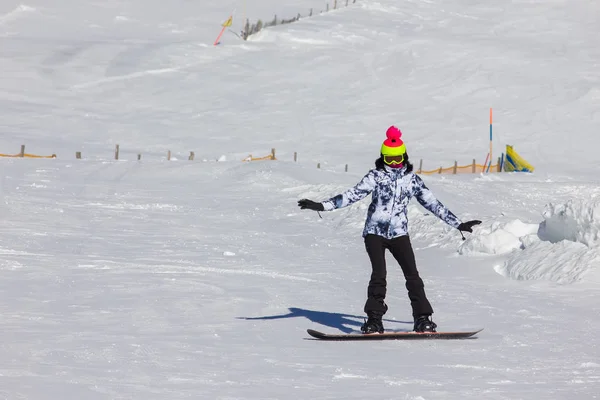Dağ yamacında kayak yapan kız. — Stok fotoğraf