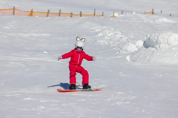 Niña snowboard en la ladera de la montaña —  Fotos de Stock